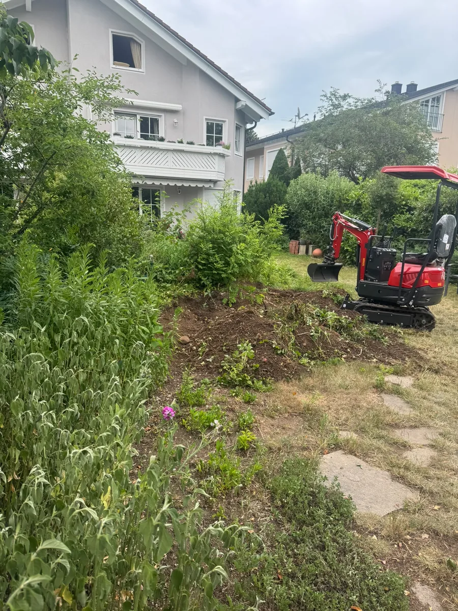 Aushubarbeiten mit Bagger im Garten