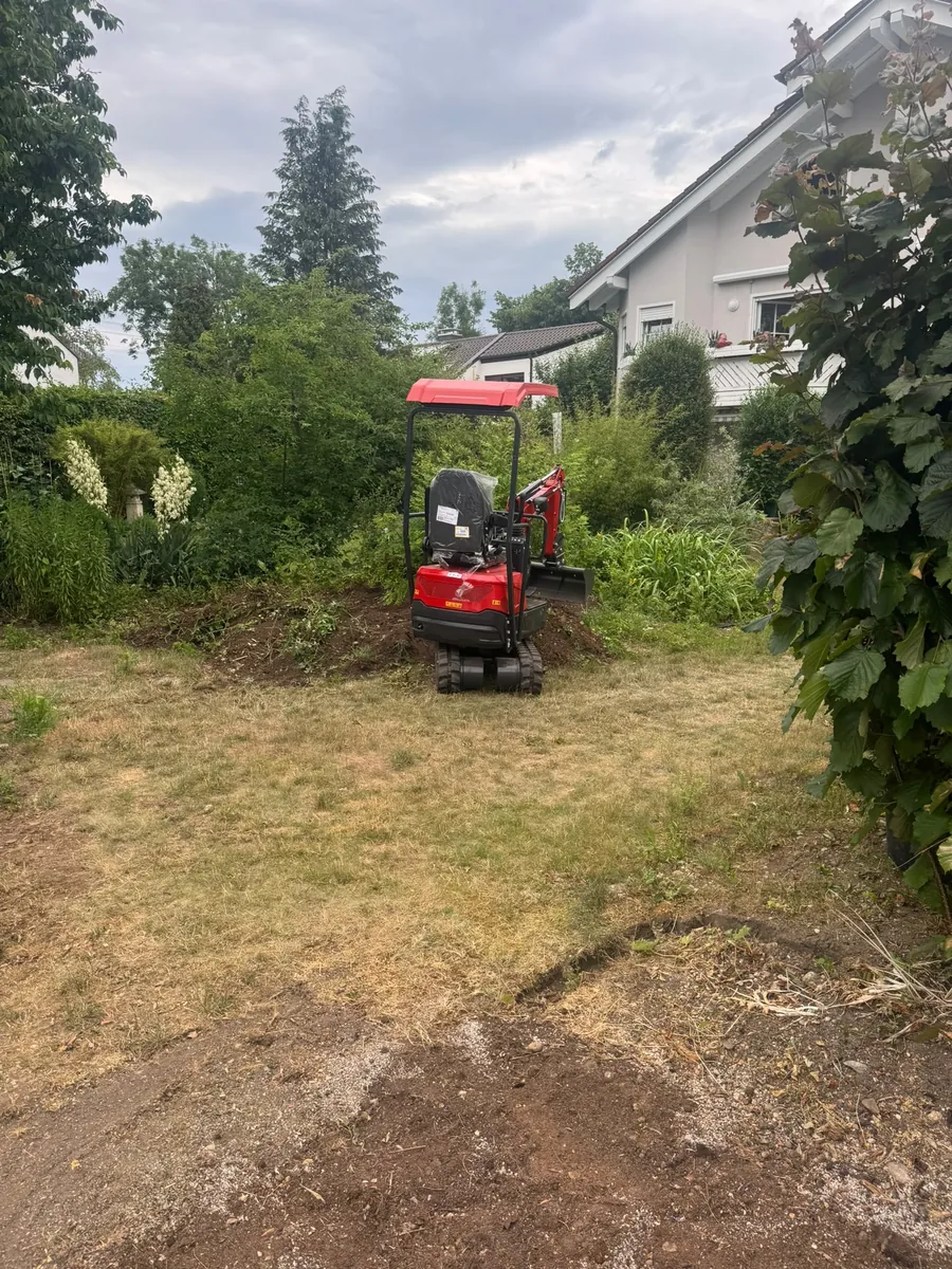 Minibagger vor dem Aushub im Garten