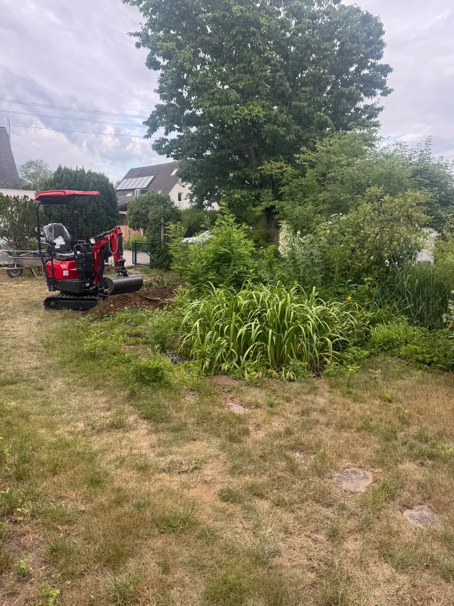 Garten vor den Erdarbeiten mit Minibagger